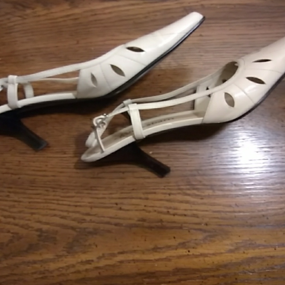 Dress Barn cream leather shoes - Picture 7 of 9